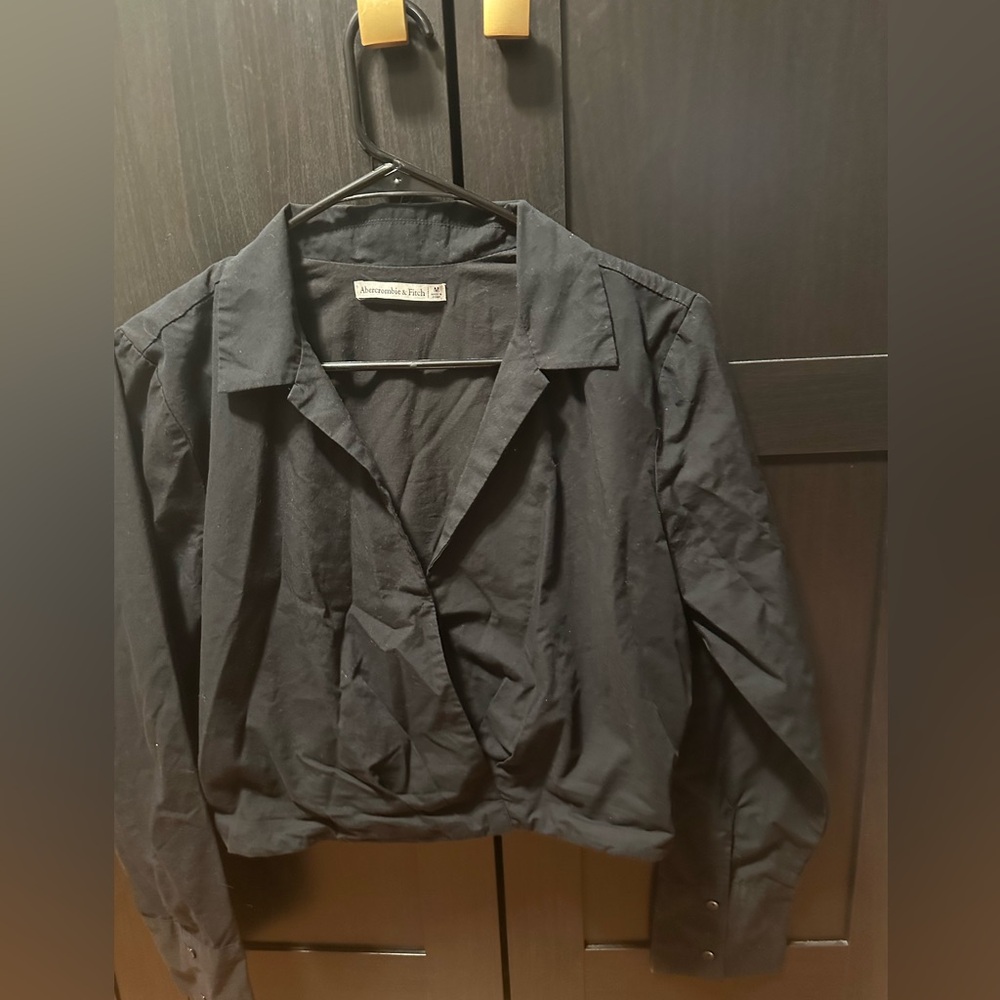 Abercrombie & Fitch Women's Black cropped dress shirt